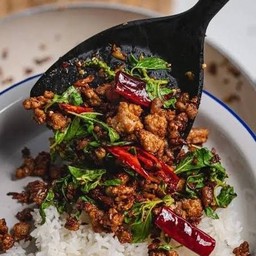 กระเพราพริกแห้งป๋าตอง