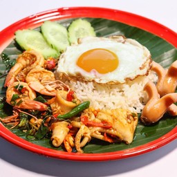 กะเพราถาดทะเล+ไข่ดาว+ไส้กรอก(ยายจ๋าเพราถาด)