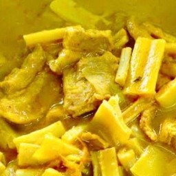 แกงส้มหมูสามชั้นหยวกกล้วย