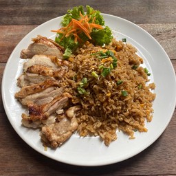 ข้าวผัดกระเทียมไก่ย่าง