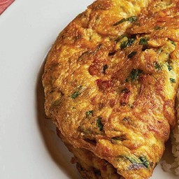 ไข่เจียวทรงเครื่องน้ำมันรำข้าวไม่มันลดเค็ม  Thai style omelet & assorted veggies