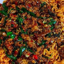 กระเพราโจรมาม่านรก(เนื้อ หมู ทะเล ไก่แช่ป)