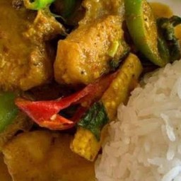 ปลากะพงผัดเครื่องแกง (ราดข้าว)