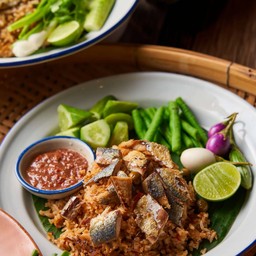 ข้าวผัดน้ำพริกปลาทูทรงเครื่อง