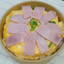 ข้าวกระเพรา-หมูซีอิ้ว-ไข่ข้นหน้าล้น