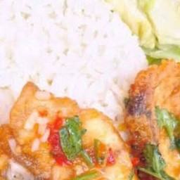 ปลากะพงผัดพริกเหลือง (ราดข้าว)