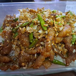 [อร่อยซ่ากับโค้ก] ข้าวราดหมูทอดกระเทียมพริกสด +  "โค้ก" ออริจินัล (กระป๋อง) 