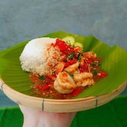 กระเพรากระด้งในบ้านฮาลาล