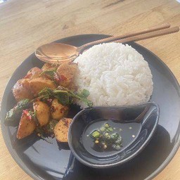 กะเพราลูกชิ้นหมู