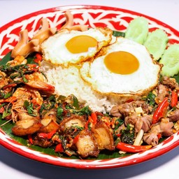 กะเพราถาดยักษ์จัมโบ้+ไข่ดาว+ไส้กรอก(ยายจ๋าเพราถาด)