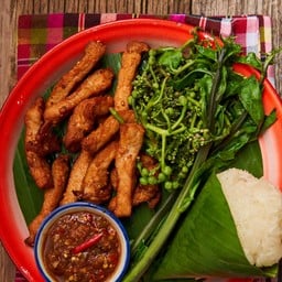 ยำหมูแดดพริกสดคั่วผักปลังข้าวเหนียวนึ่ง