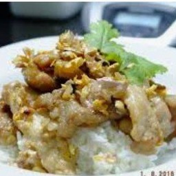 หมูกระเทียมพร้อมข้าว