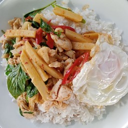 ผัดพริกแกงไก่หน่อไม้+ไข่ดาว