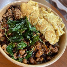 กระเพราพริกแห้ง+ไข่เจียวเลือกความเผ็ดไม่ได้