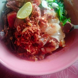 เส้นใหญ่น้ำเงี้ยวหมูตุ๋น