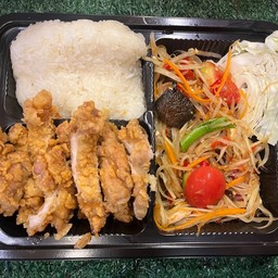 ชุดเบนโตะ ตําปูปลาร้า + ไก่ทอด + ข้าวเหนียว