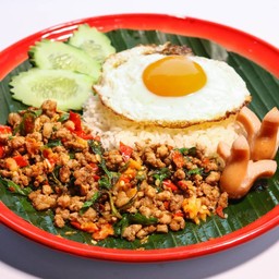 กะเพราถาดหมูสับ+ไข่ดาว+ไส้กรอก(ยายจ๋าเพราถาด)