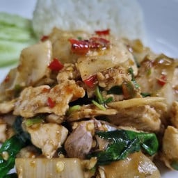 กะเพราไก่หน่อไม้ดองราดข้าว
