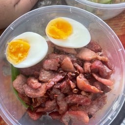 ข้าวหมูทอด+ไข่ต้ม(เยิ้มๆ)(ผักลวก)