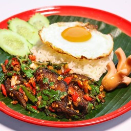 กะเพราถาดปลาดุก+ไข่ดาว+ไส้กรอก(ยายจ๋าเพราถาด)