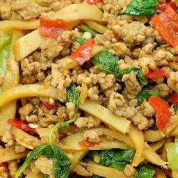 ข้าวราดกระเพราหน่อไม้สด+ไข่ดาว