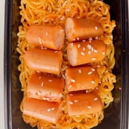 มาม่าเกาหลีผัดชีสไส้กรอก