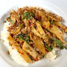 ผัดกะเพราหน่อไม้ (เลือกเนื้อสัตว์ได้)