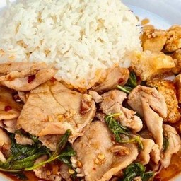 ผัดโหระพาราดข้าว.