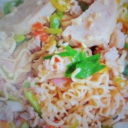 ยำมาม่าหมูสับหมูยอ