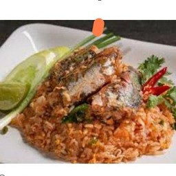 ข้าวผัดปลากระป๋อง