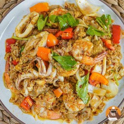 กุ้งหมึกผัดผงกระหรี่