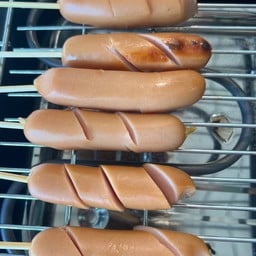 ไส้กรอกหนังกรอบปิ้ง + น้ำจิ้มรสเด็ด (1ไม้)