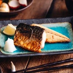 ปลาซะบะย่างเกลือ (ซาบะ ชิโอะ ยากิ)