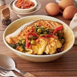 ข้าวไข่นุ่ม แซลมอนซอสพะแนง Soft Omelet Rice w Salmon Panaeng