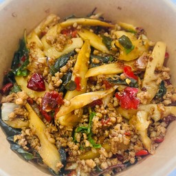 กะเพราหน่อไม้หมูสับ ราดข้าว