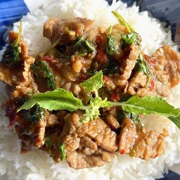 ผัดกะเพราเนื้อชิ้นราดข้าว