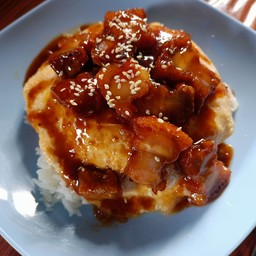 ข้าวไข่ข้นหมูกรอบซอสเกาหลี