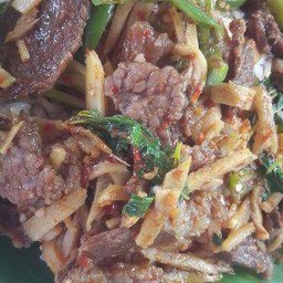 พริกแกงเนื้อหน่อไม้ดอง
