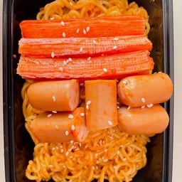 มาม่าเกาหลีผัดชีสไส้กรอก&ปูอัด