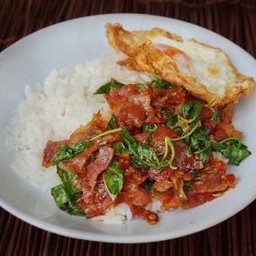 ข้าวราดกระเพราเบค่อนหมู+ไข่ดาว