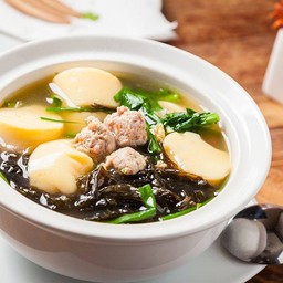 แกงจืดเต้าหู้หมูสับสาหร่าย