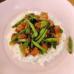 พริกแกงหมูกรอบ กับข้าว