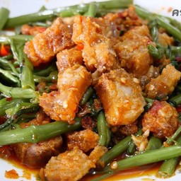 ข้าวผัดพริกแกงผักบุ้งหมูกรอบ