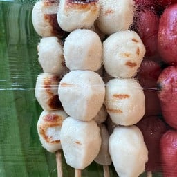 ลูกชิ้นหมูล้วนปิ้ง + น้ำจิ้มรสเด็ด (1ไม้)