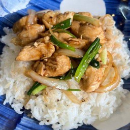 ไก่ผัดน้ำมันหอยราดข้าว