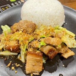 ข้าวกะหล่ำปลีหมูกรอบ