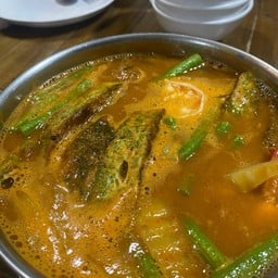 แกงส้มกุ้งไข่ชะอม