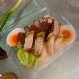 ข้าวหมูแดงผสมหมูกรอบ