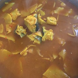 แกงเหลืองหน่อไม้ดองใส่ปลาเรียวเซียว