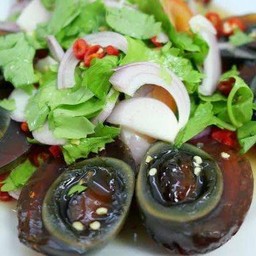 ยำไข่เยี่ยวม้า ไข่ 3 ฟอง
